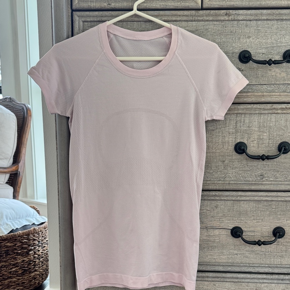 LULULEMON~Size 6~EUC~Swiftly Tech Short Sleeve Shirt~Light Pink